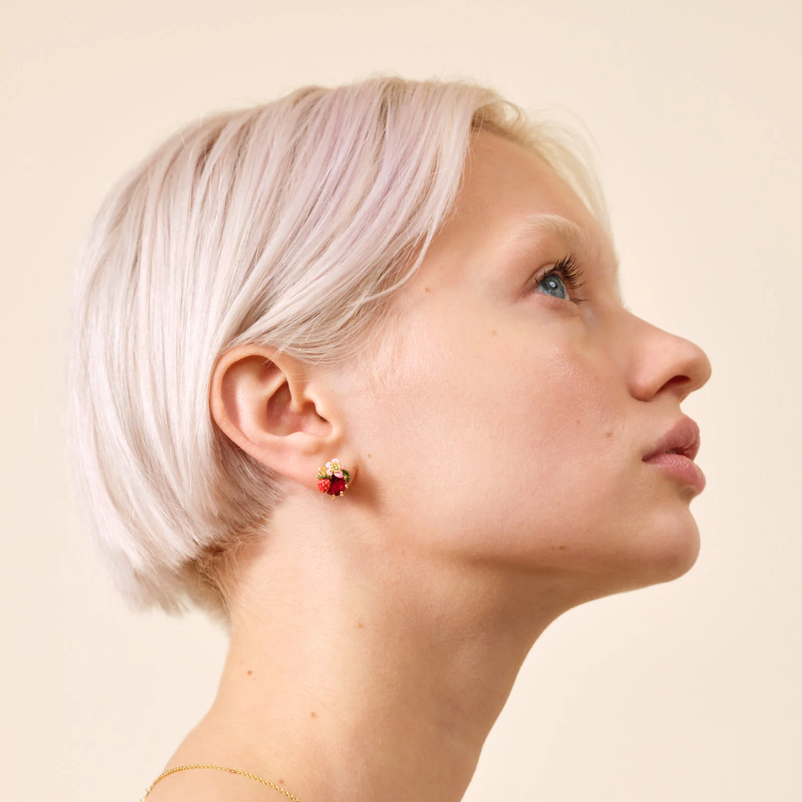 Boucles d’oreilles dormeuses fraise des bois et pierre rouge - Image 2