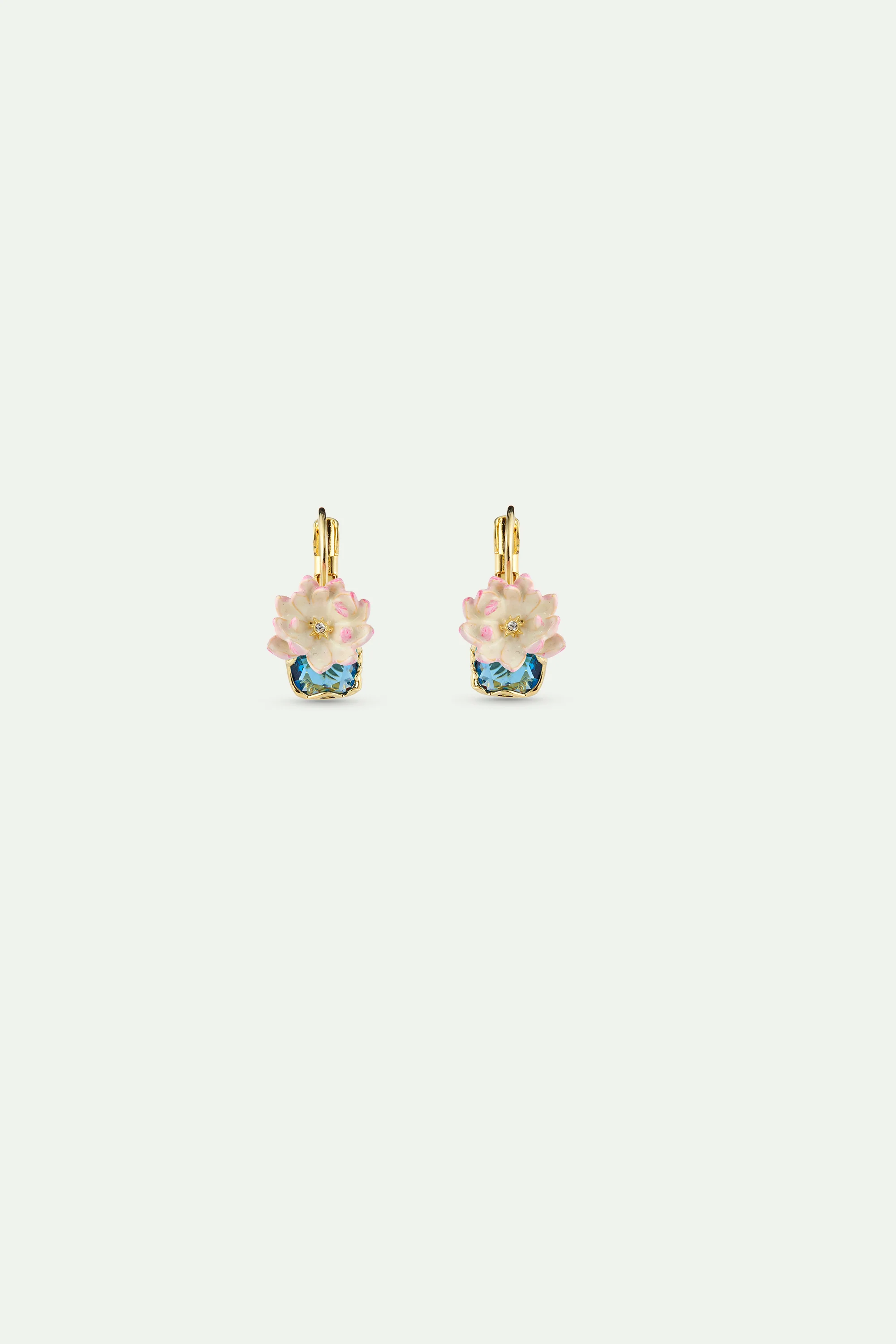 Boucles d’oreilles dormeuses nymphéa rose et pierre ronde bleue