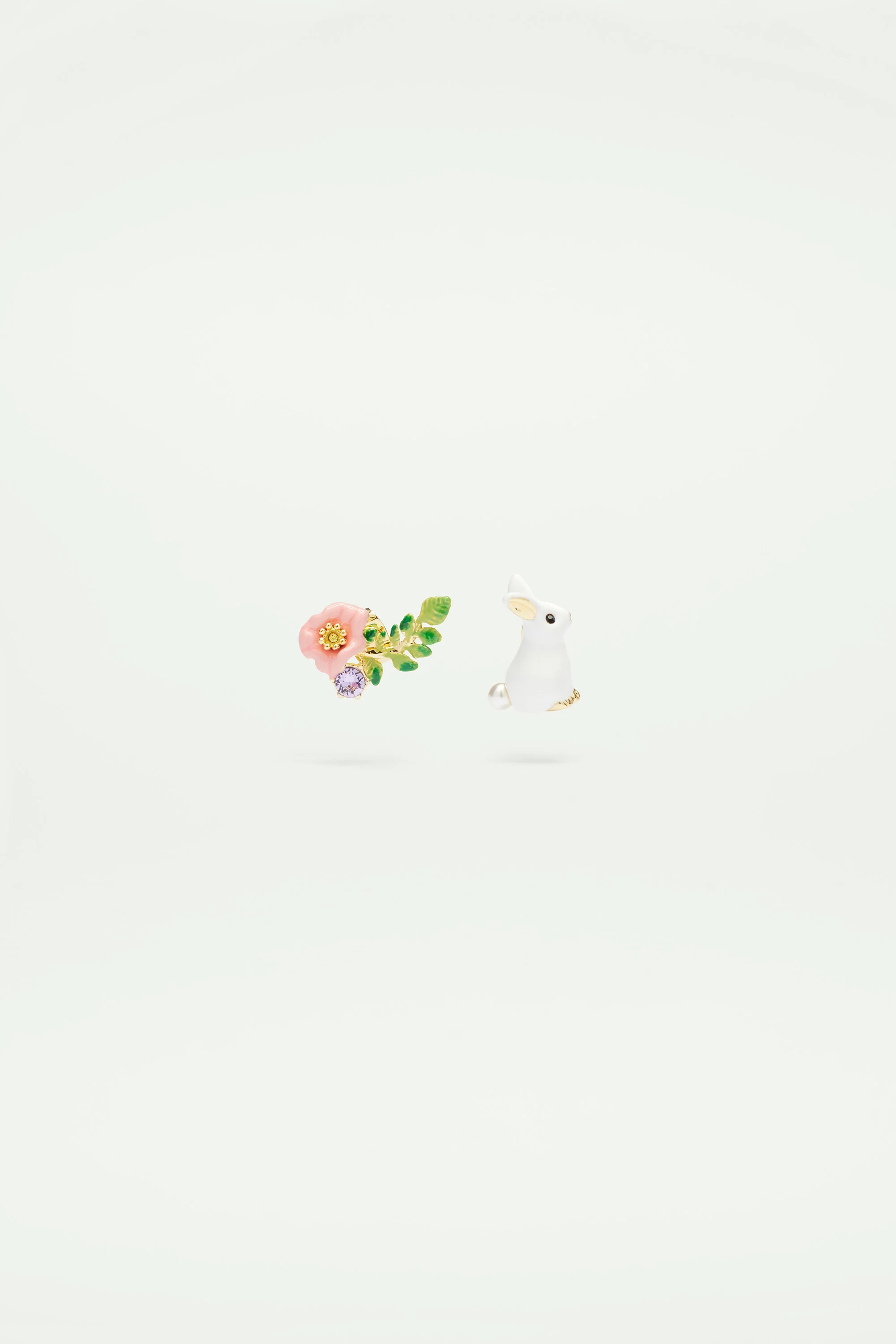 Boucles d'oreilles asymétriques lapin et fleur rose