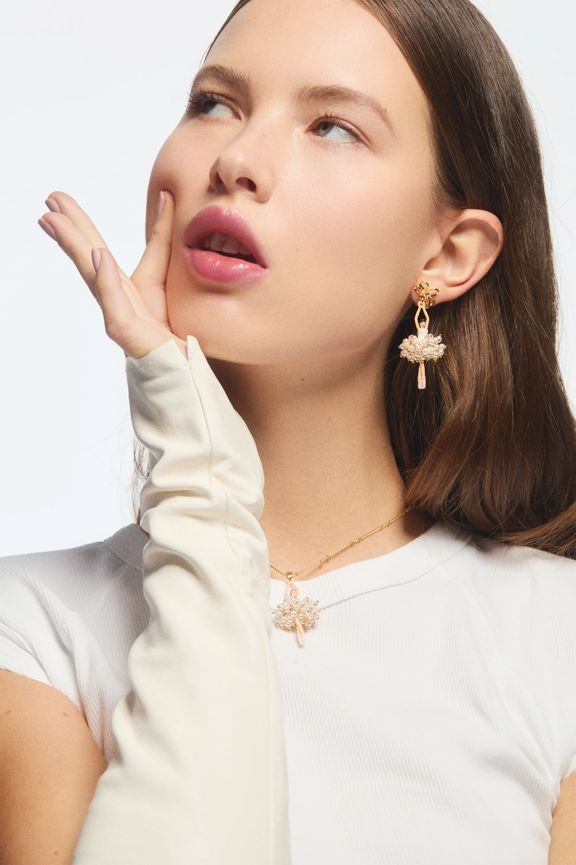 Boucles d'oreilles Ballerine perles blanches et nœud doré - Image 2