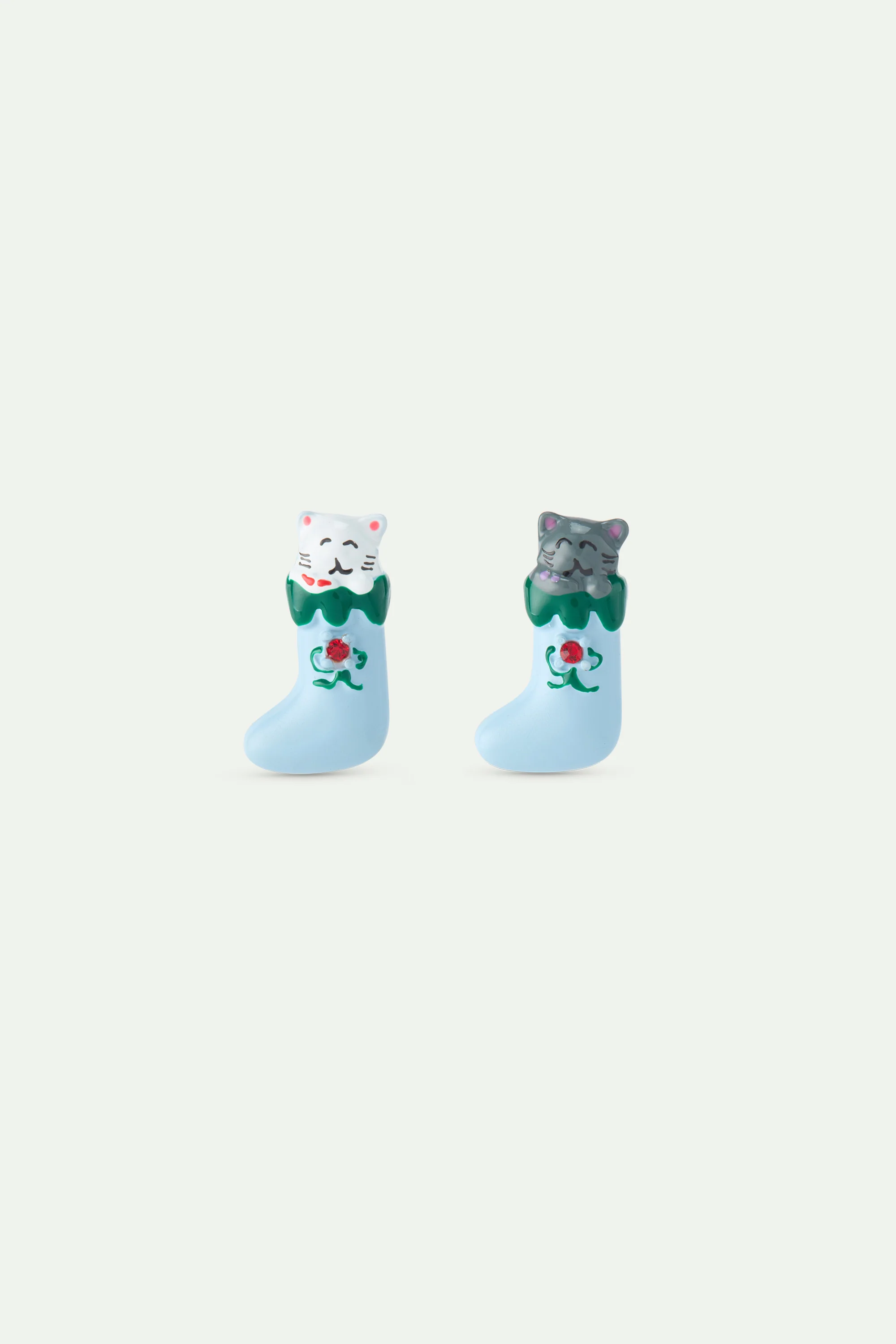 Boucles d'oreilles chausette de noël, chats blanc et gris et cristal facetté rouge
