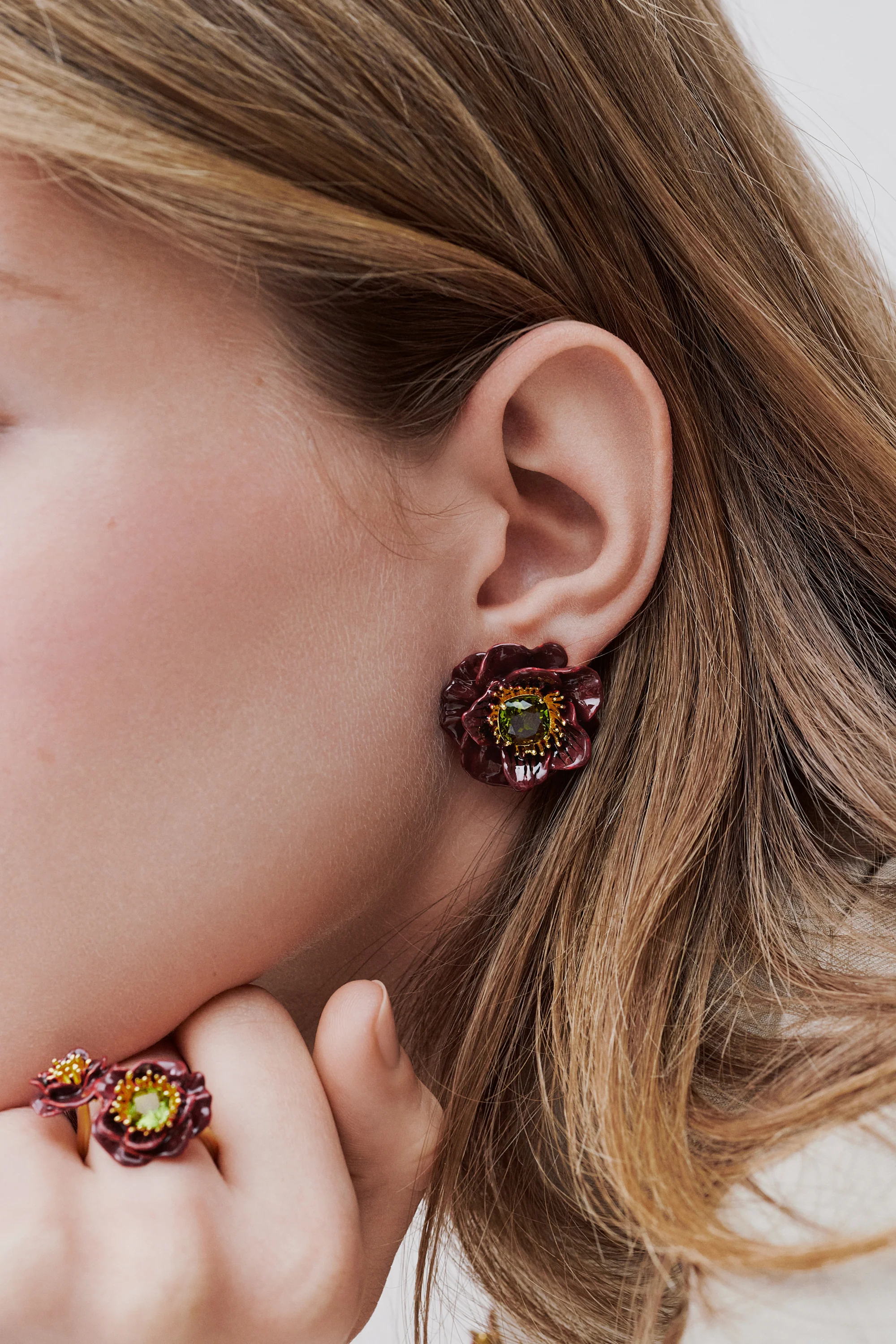 Boucles d'oreilles fleur d'anémone bordeaux et pierre facettée verte - Image 5