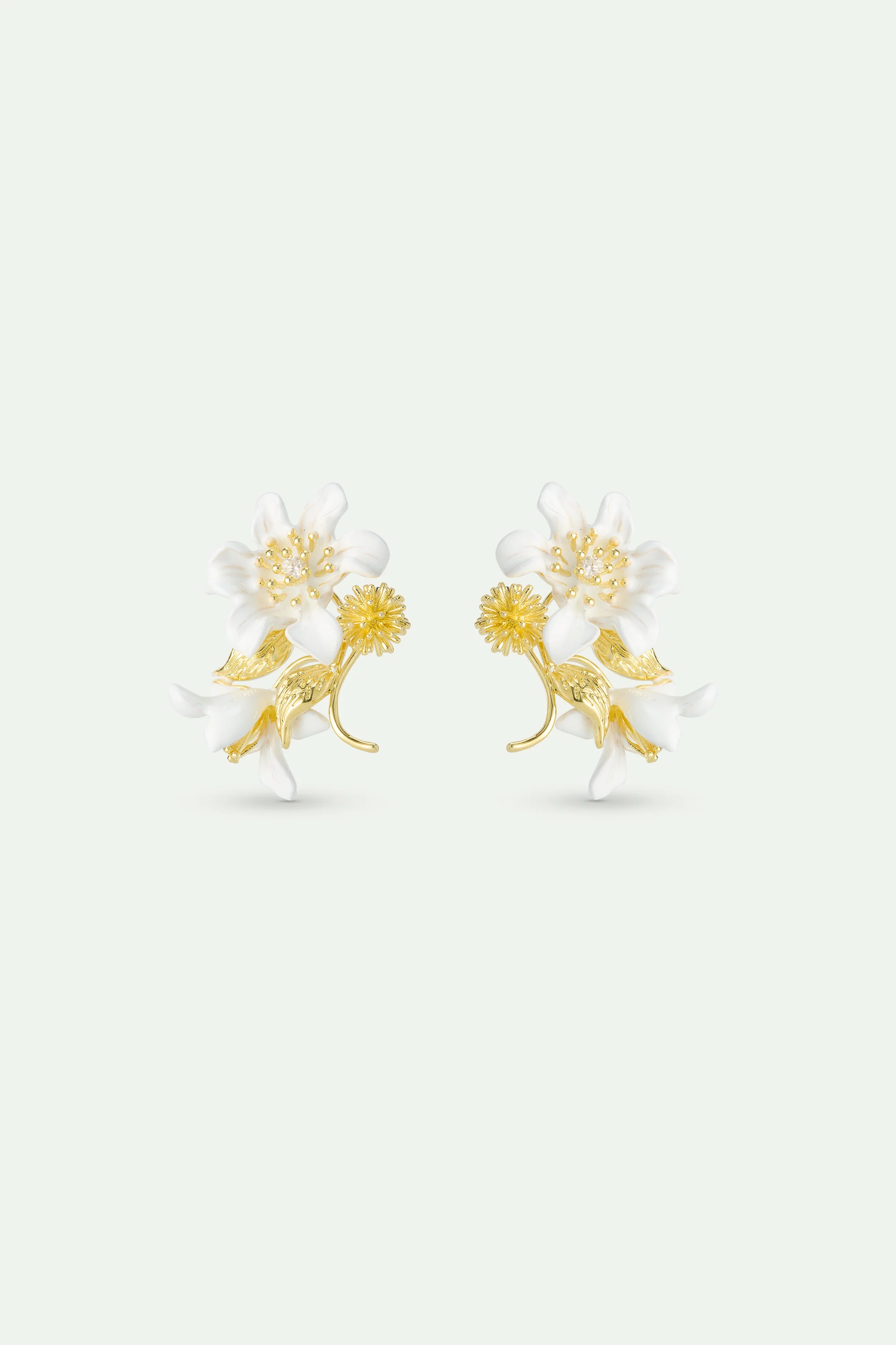 Boucles d'oreilles grande fleur de clématite blanche, feuilles de laurier et corête du japon