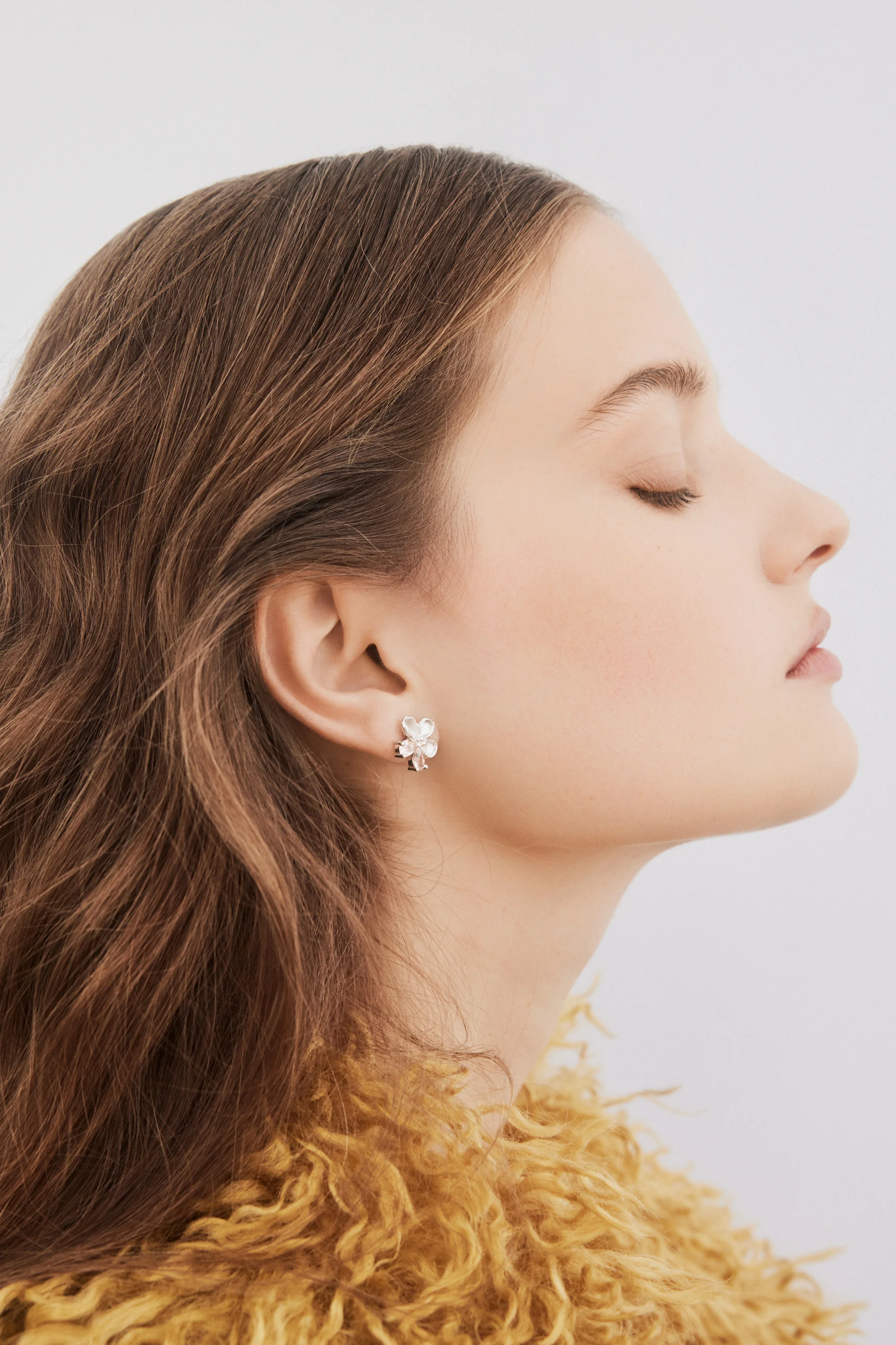 Boucles d'oreilles tiges argentées fleur de cerisier et pierres roses - Image 2