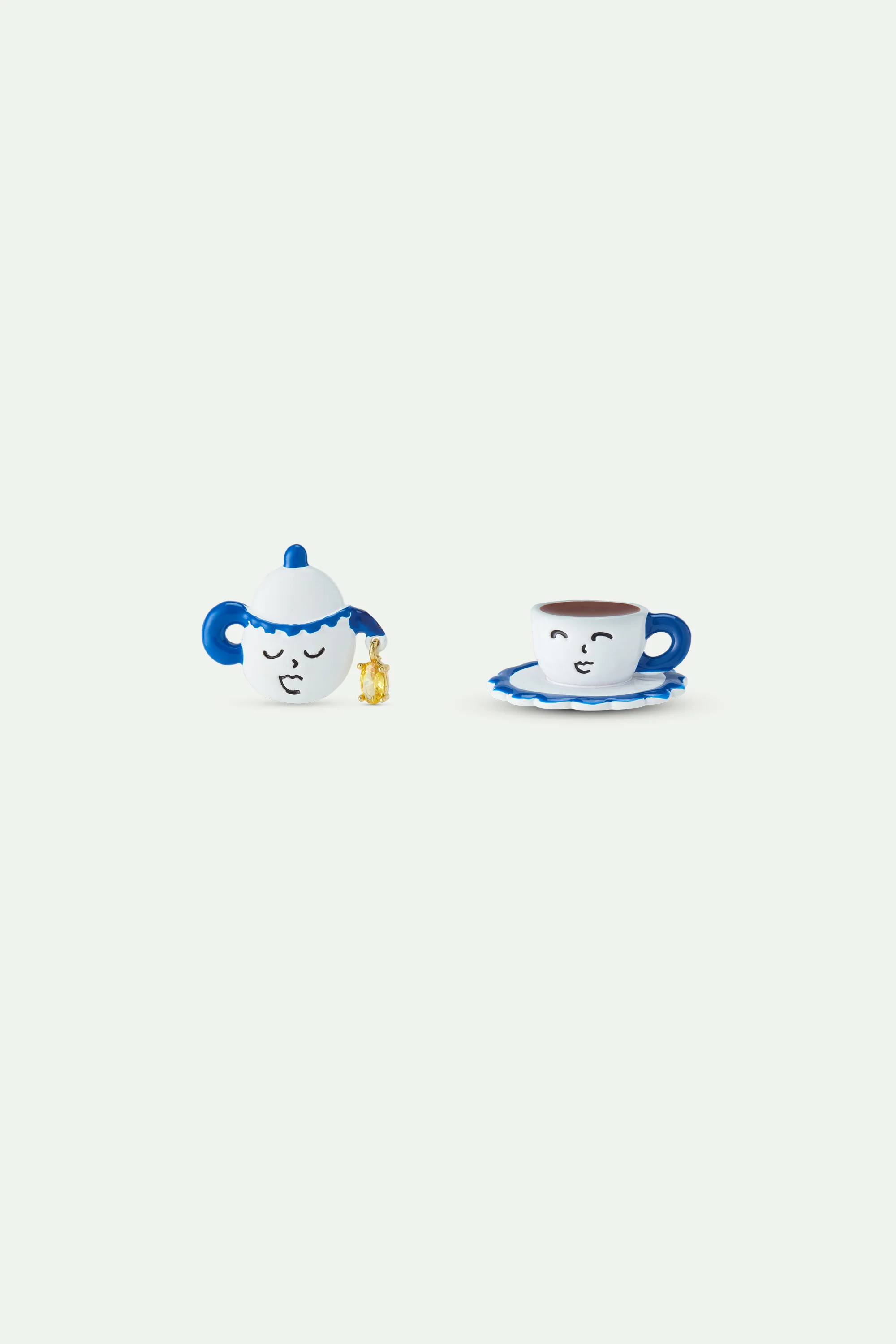 Boucles d'oreilles tiges asymétriques théière bleue et blanche, et petite pierre jaune