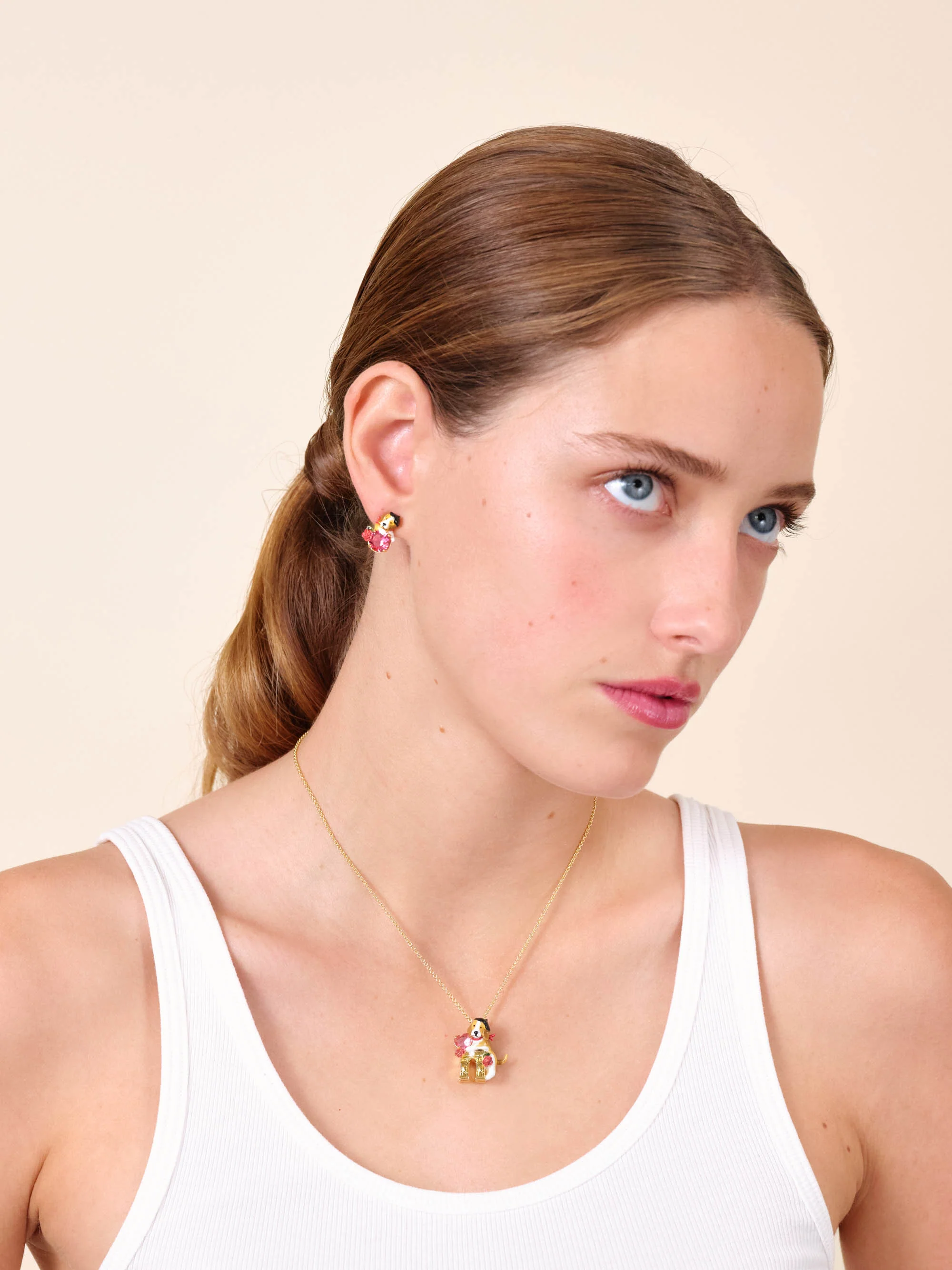 Boucles d'oreilles tiges beagle et pierre en verre taillé rose - Image 2