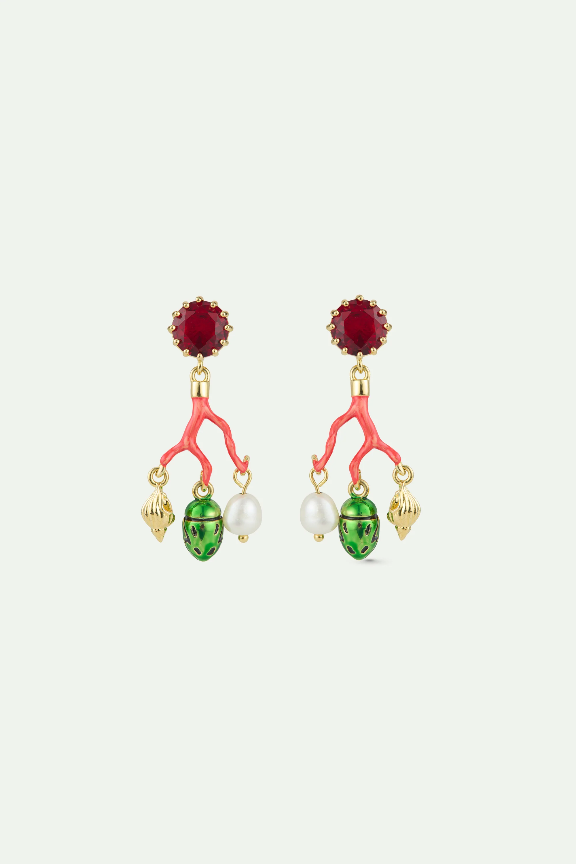 Boucles d'oreilles tiges corail, pierre facettée rouge, perle de culture, cétoine verte et coquillage doré