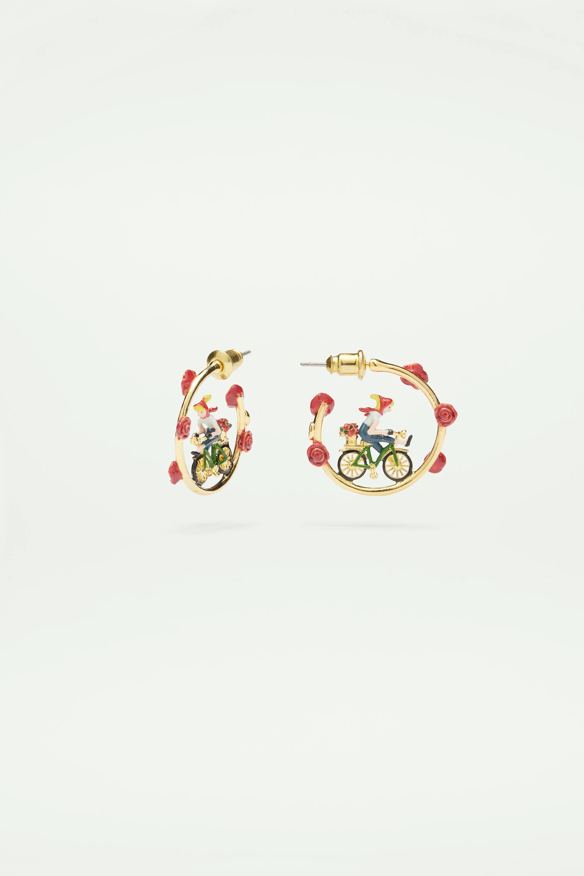 Boucles d'oreilles tiges créoles roses et femme sur son vélo - Image 3