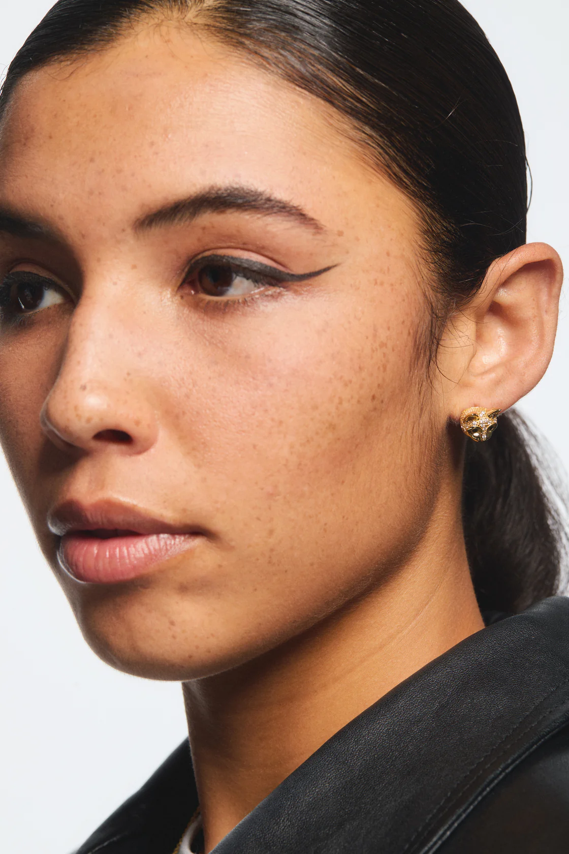 Boucles d'oreilles tiges dorées tête de chat et cristaux - Image 2