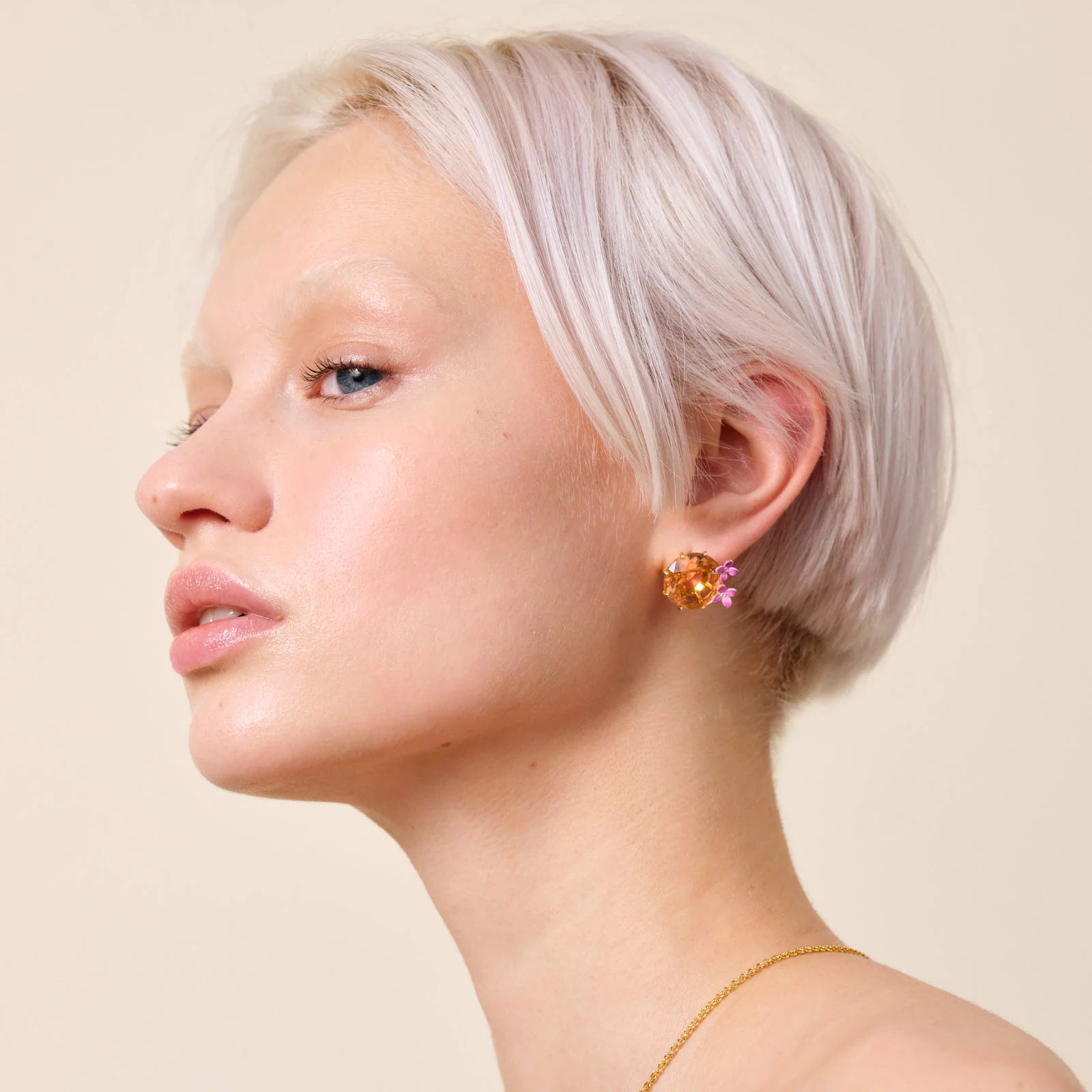 Boucles d'oreilles tiges fleurs et pierre ronde la diamantine rose abricot - Image 4
