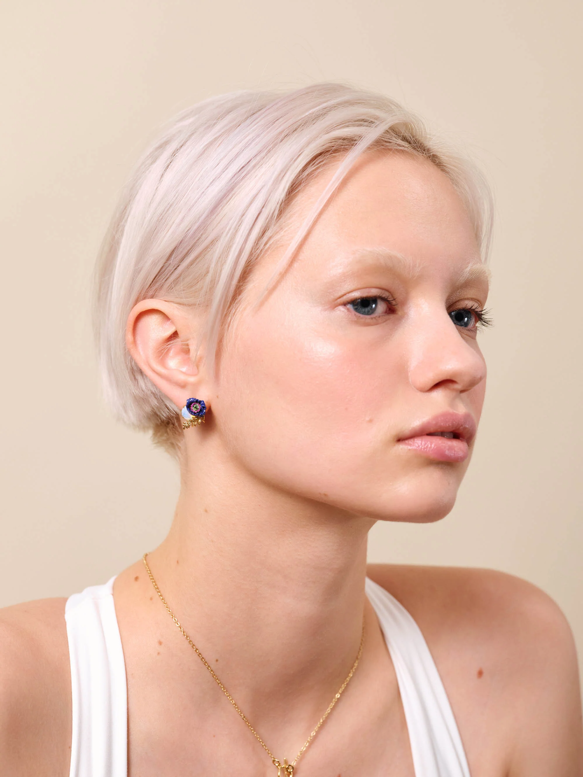 Boucles d'oreilles tiges fleurs imaginaires et cristal - Image 2