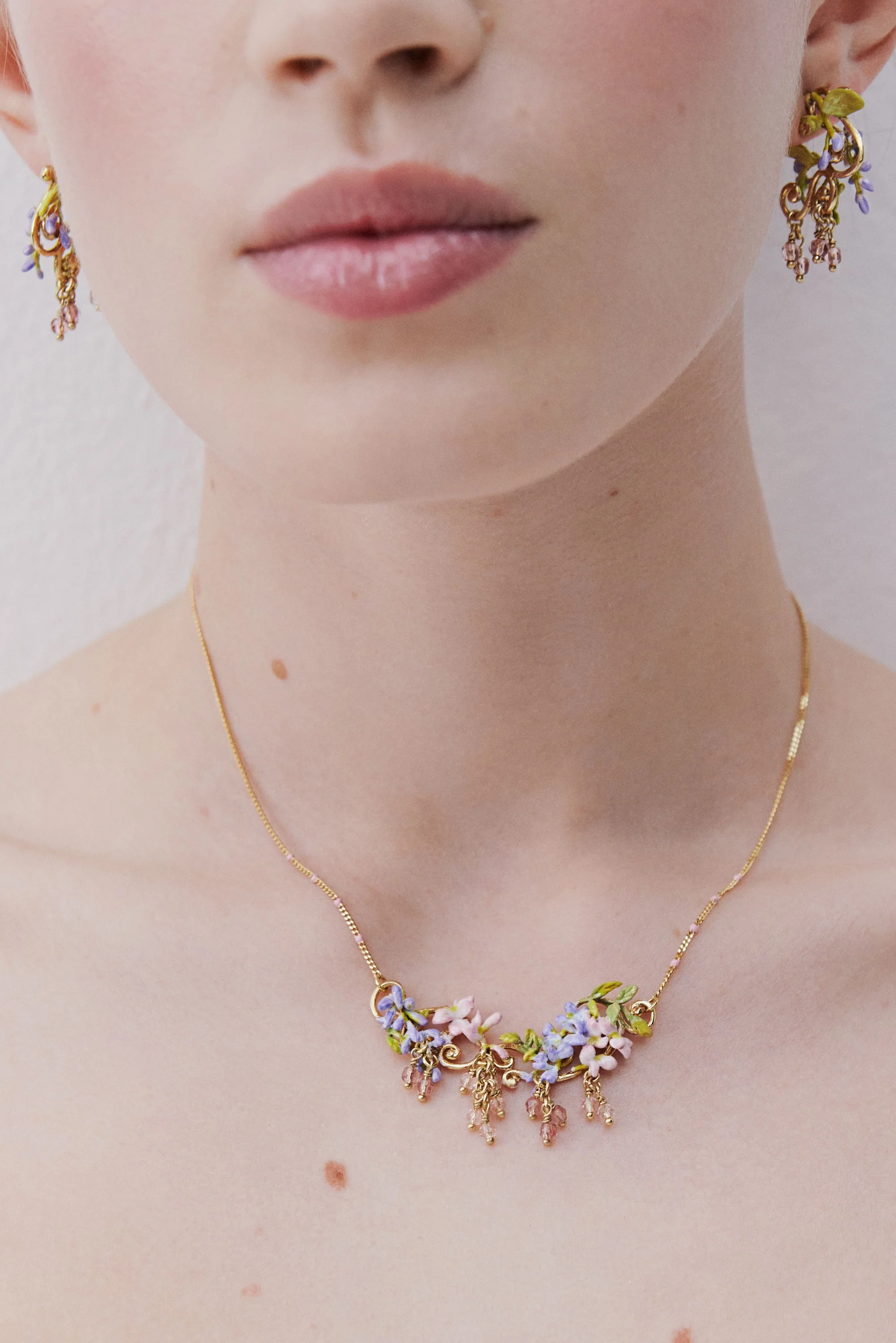 Boucles d'oreilles tiges glycine violette sur arabesque dorée, lierre et perles de cristal facettées - Image 2