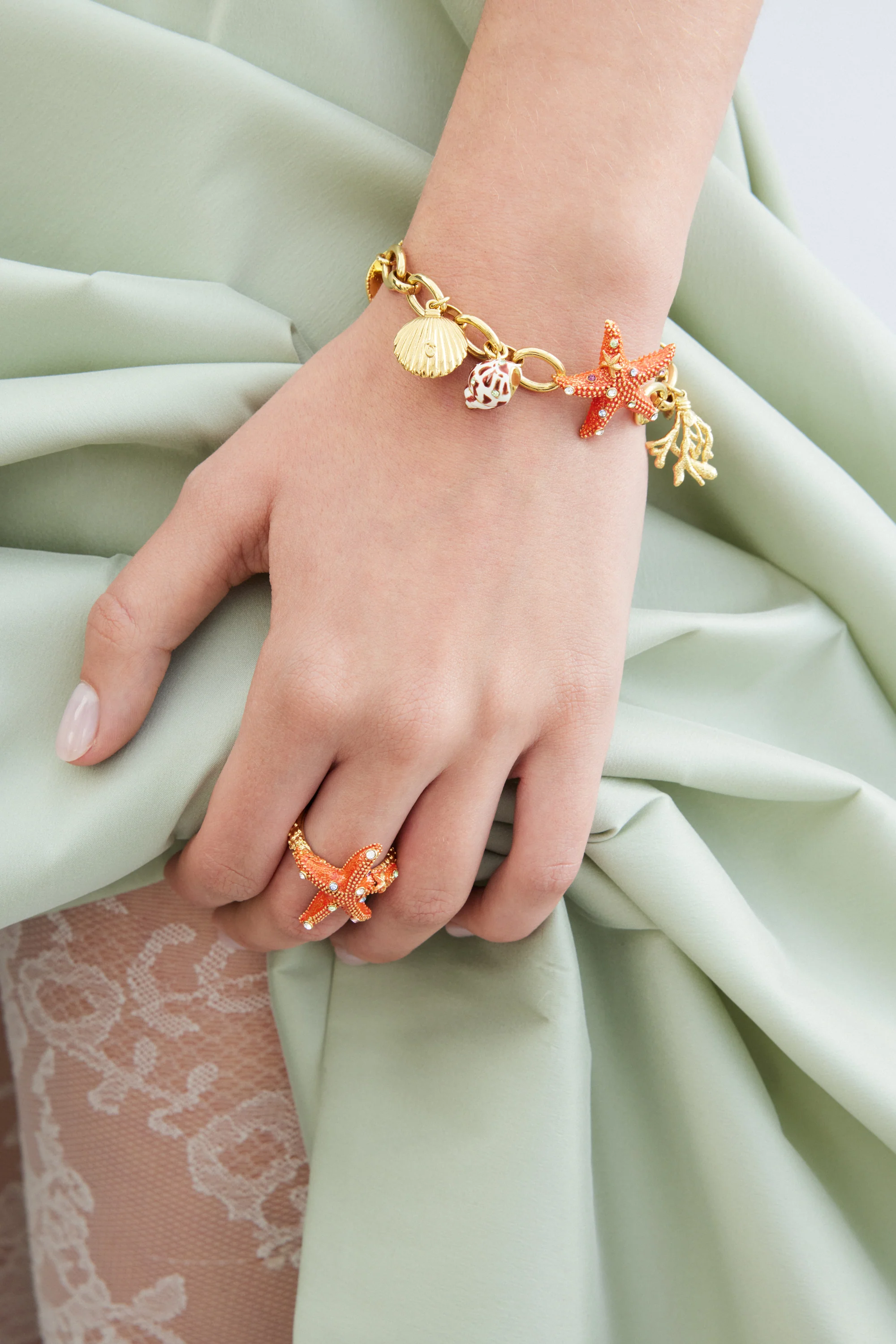 Bracelet doré étoile de mer et pendentifs coquillages - Image 2
