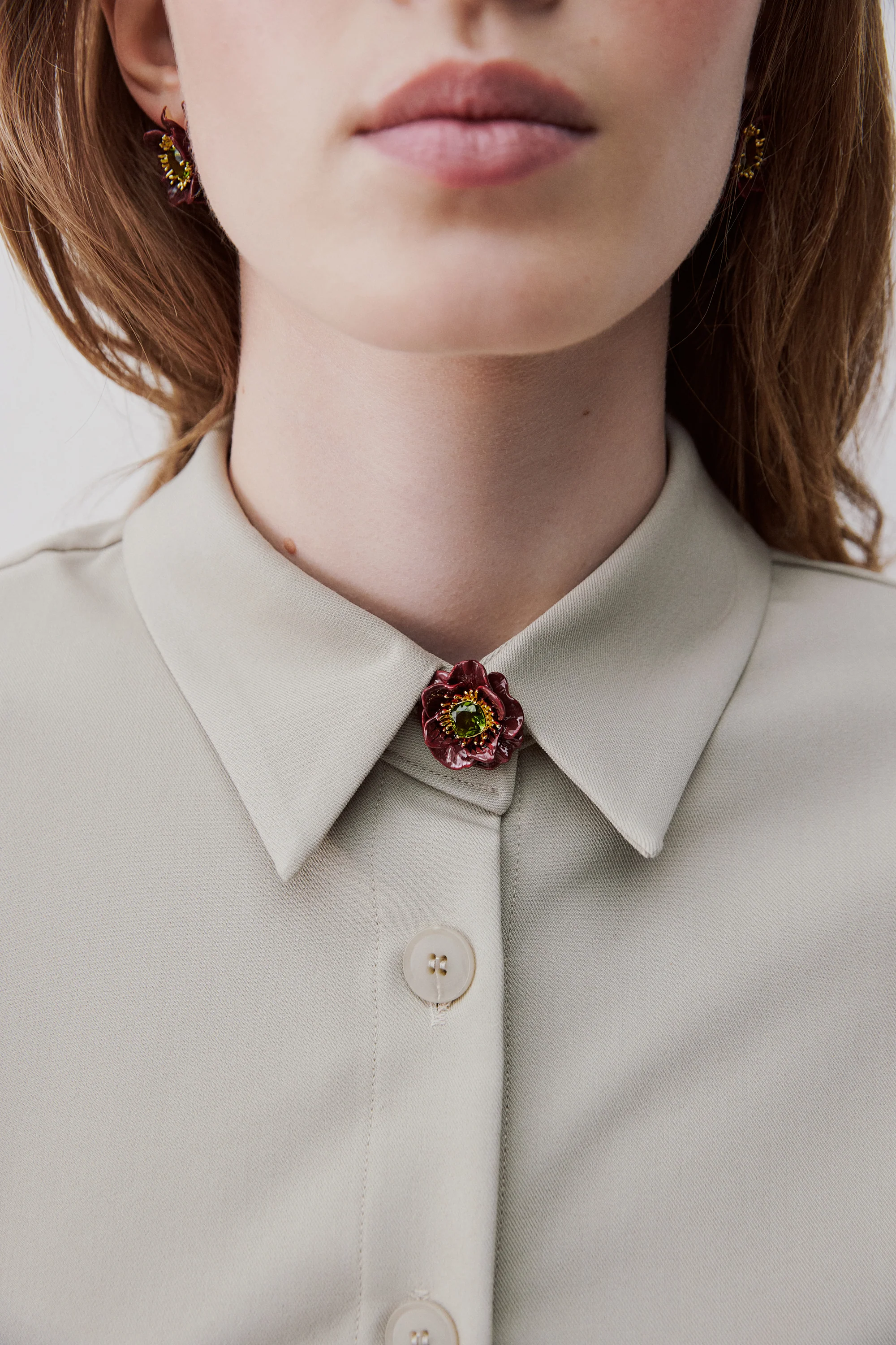 Broche fleur d'anémone bordeaux et pierre facettée verte - Image 2