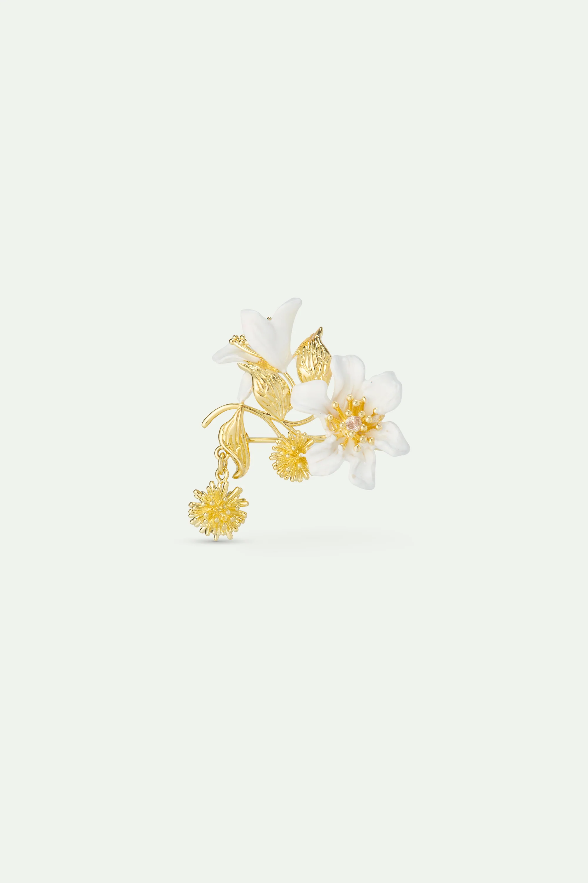 Broche grande fleur de clématite blanche, feuilles de laurier et corête du japon