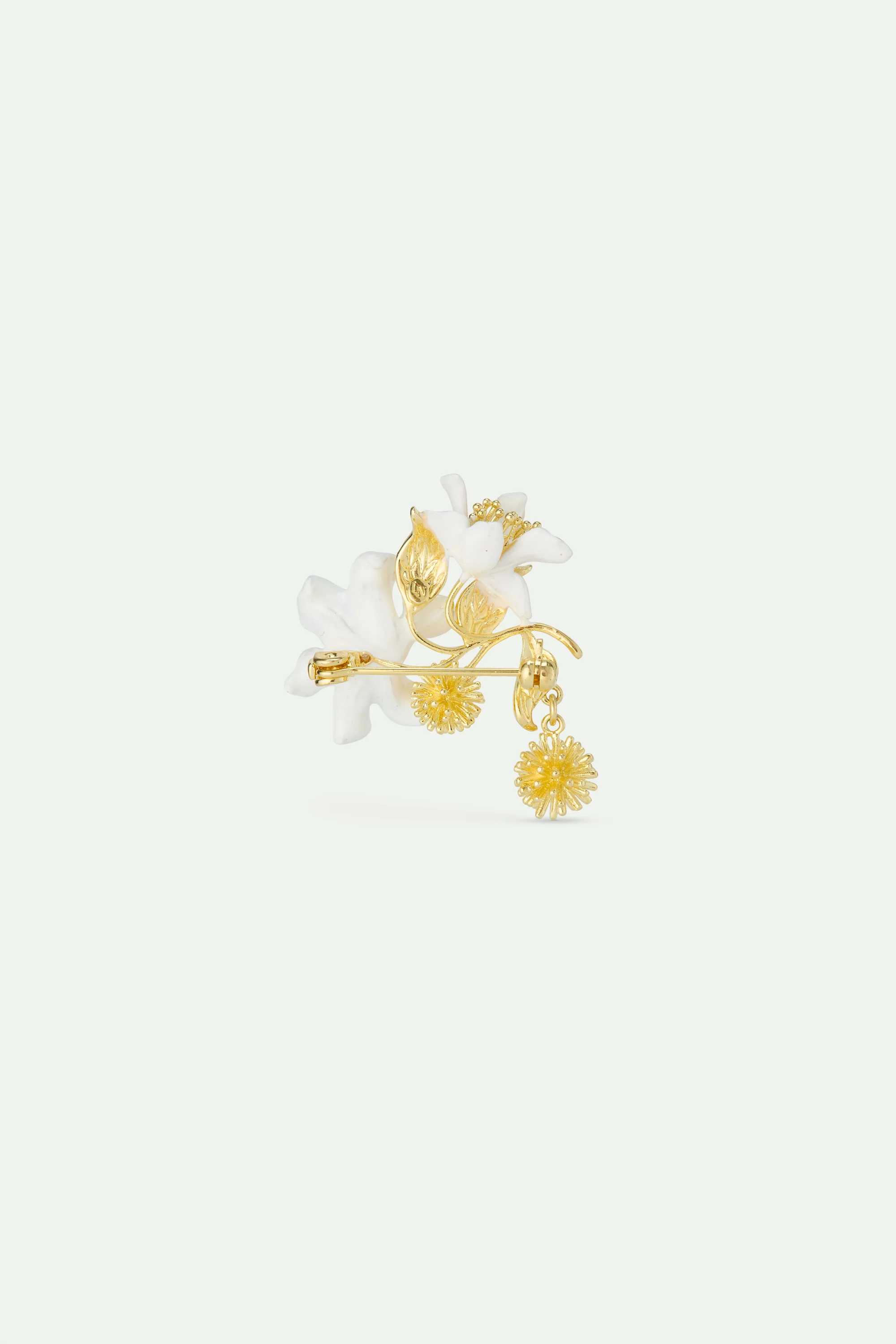 Broche grande fleur de clématite blanche, feuilles de laurier et corête du japon - Image 2
