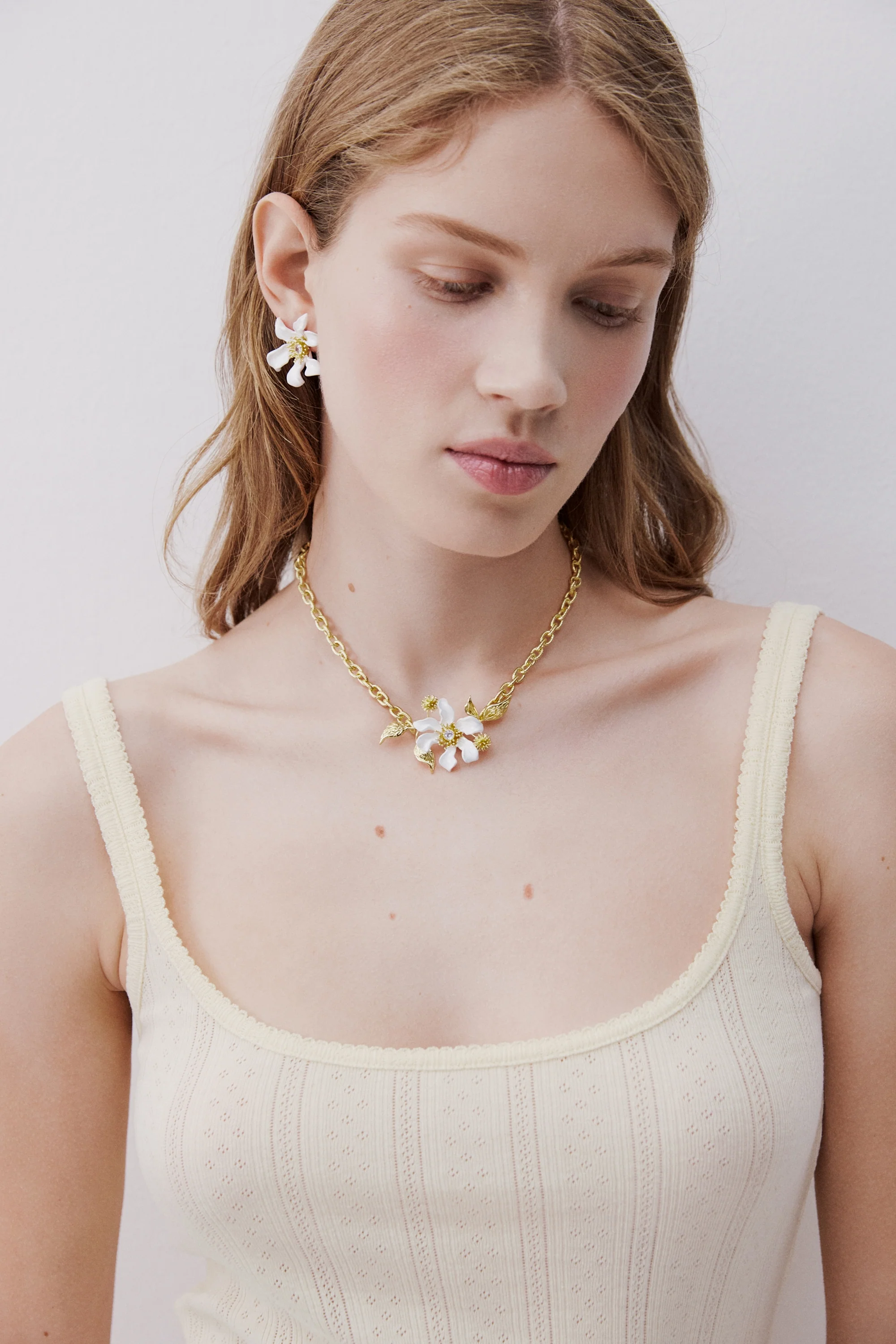 Collier grande fleur de clématite blanche, corête du japon et laurier - Image 2