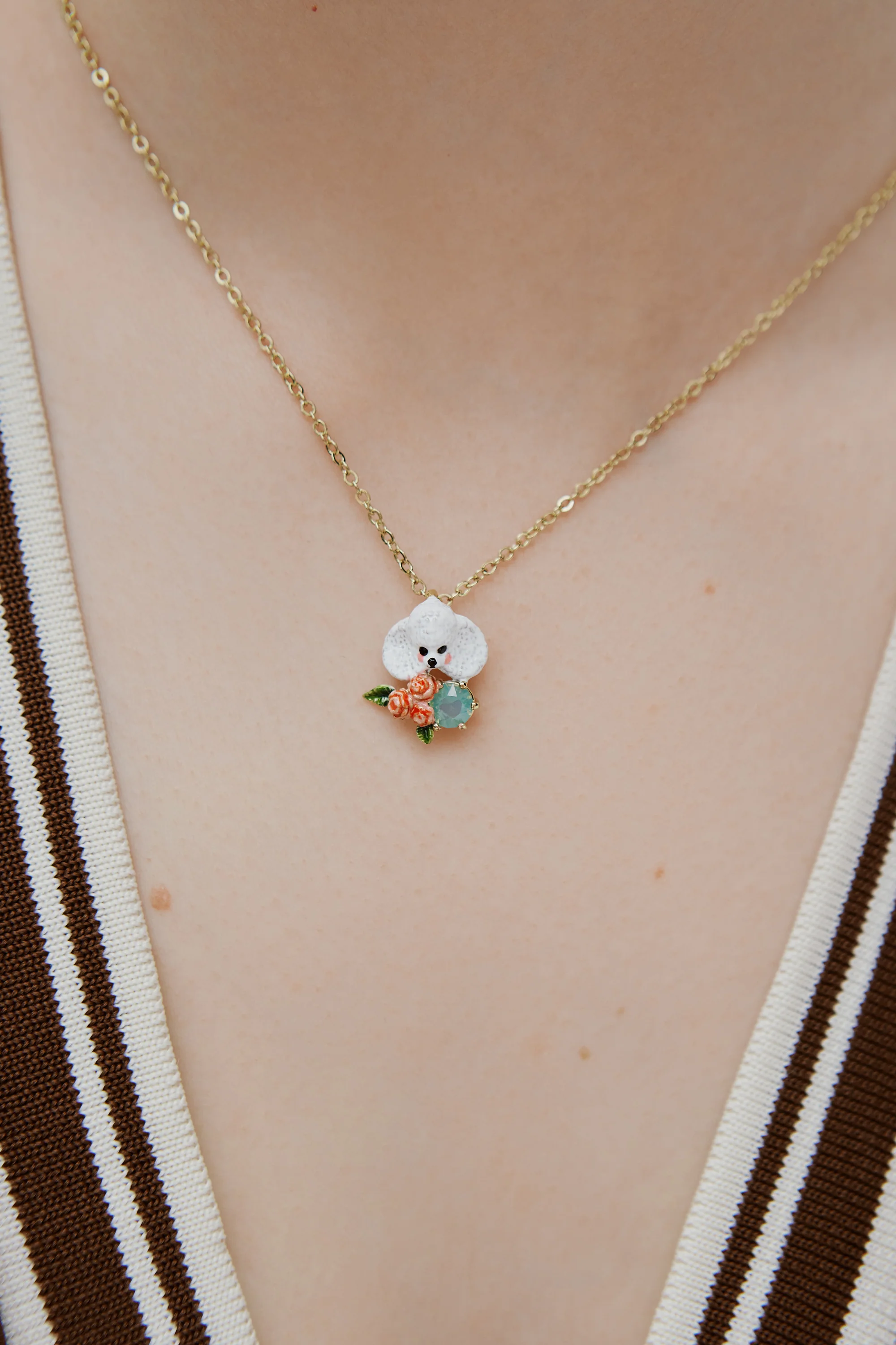 Collier pendentif caniche, fleurs roses et pierre bleue - Image 2