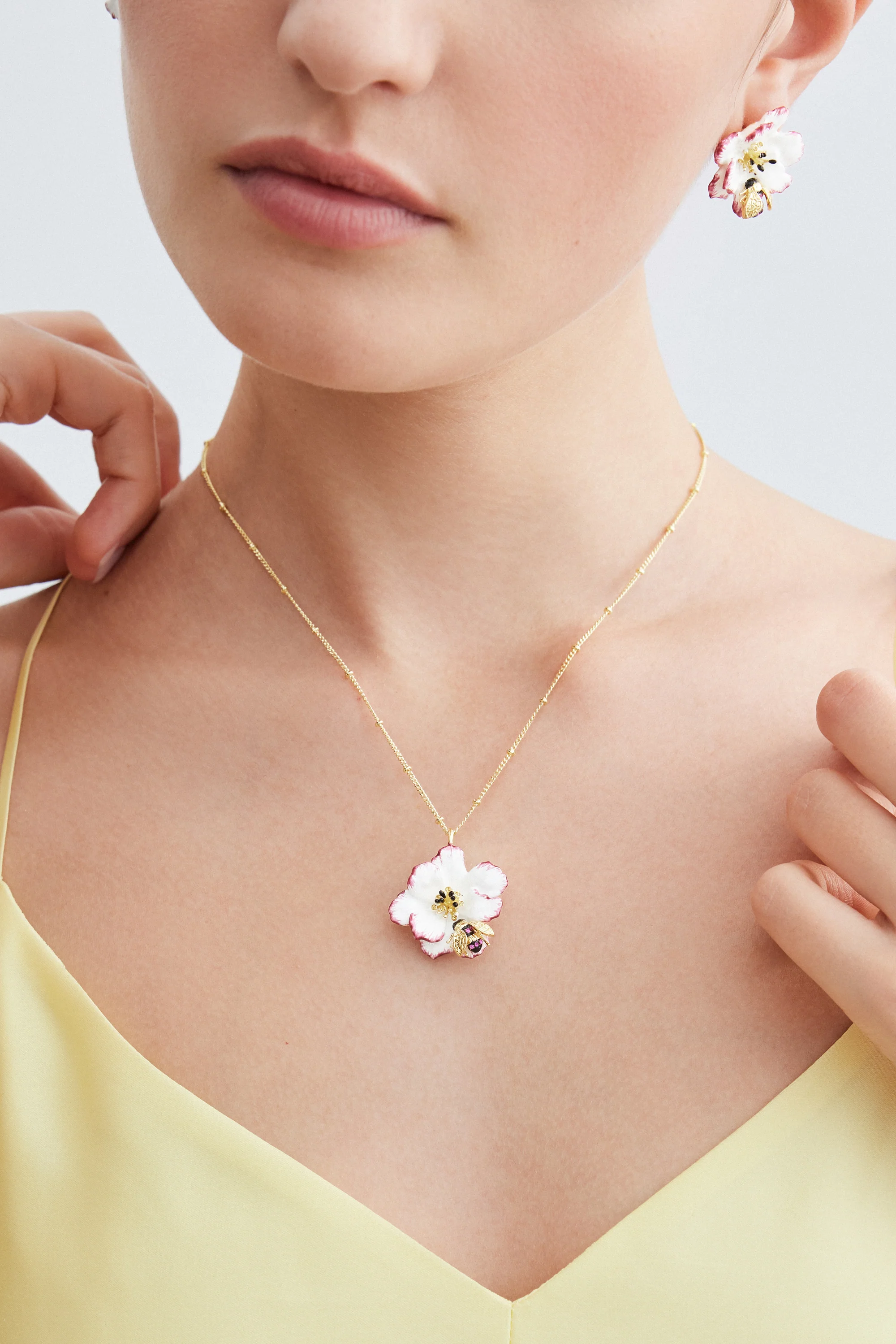 Collier pendentif cosmos blanche et rose et abeille dorée - Image 2