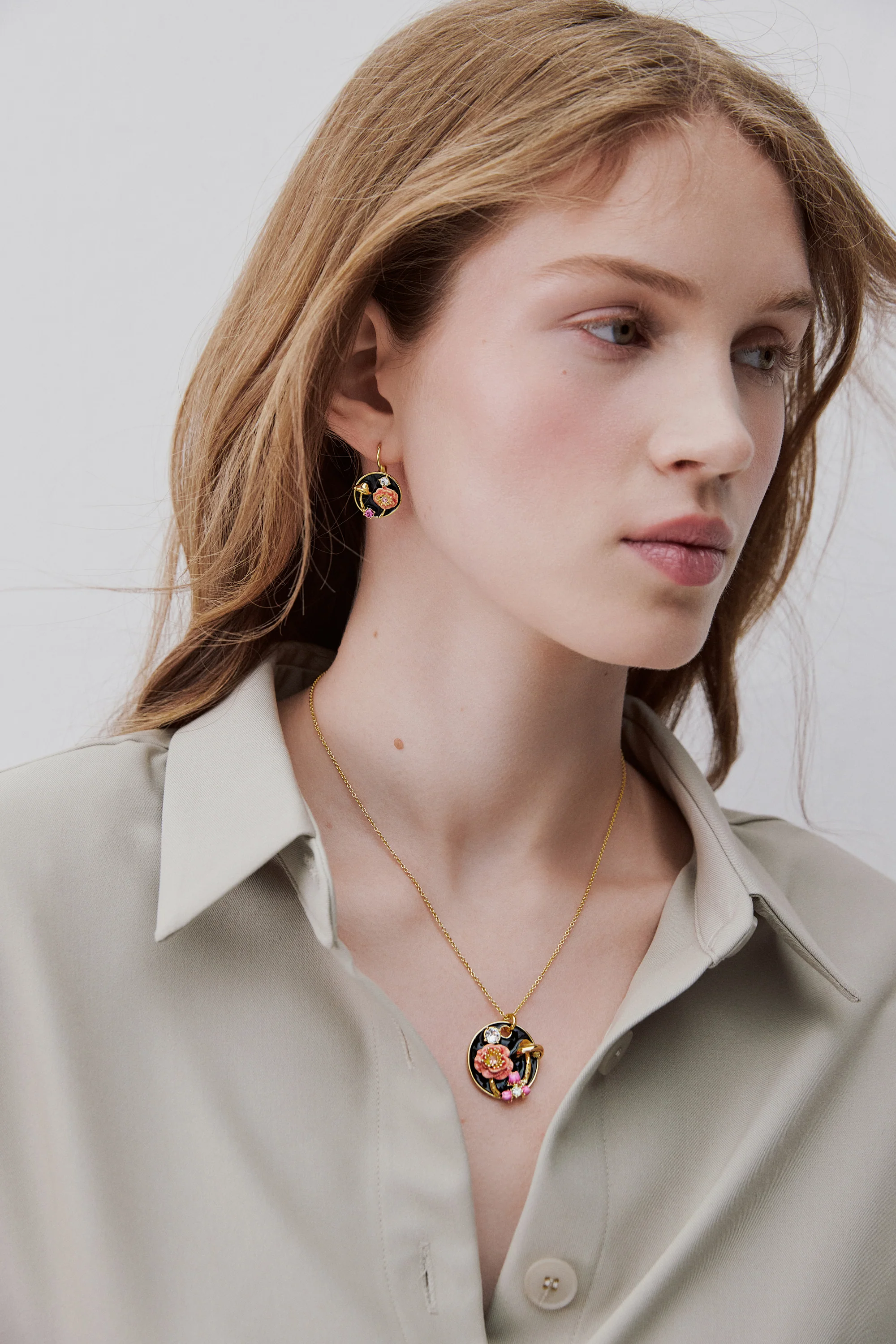 Collier pendentif médaillon noir champignon, anémone et cristaux - Image 5