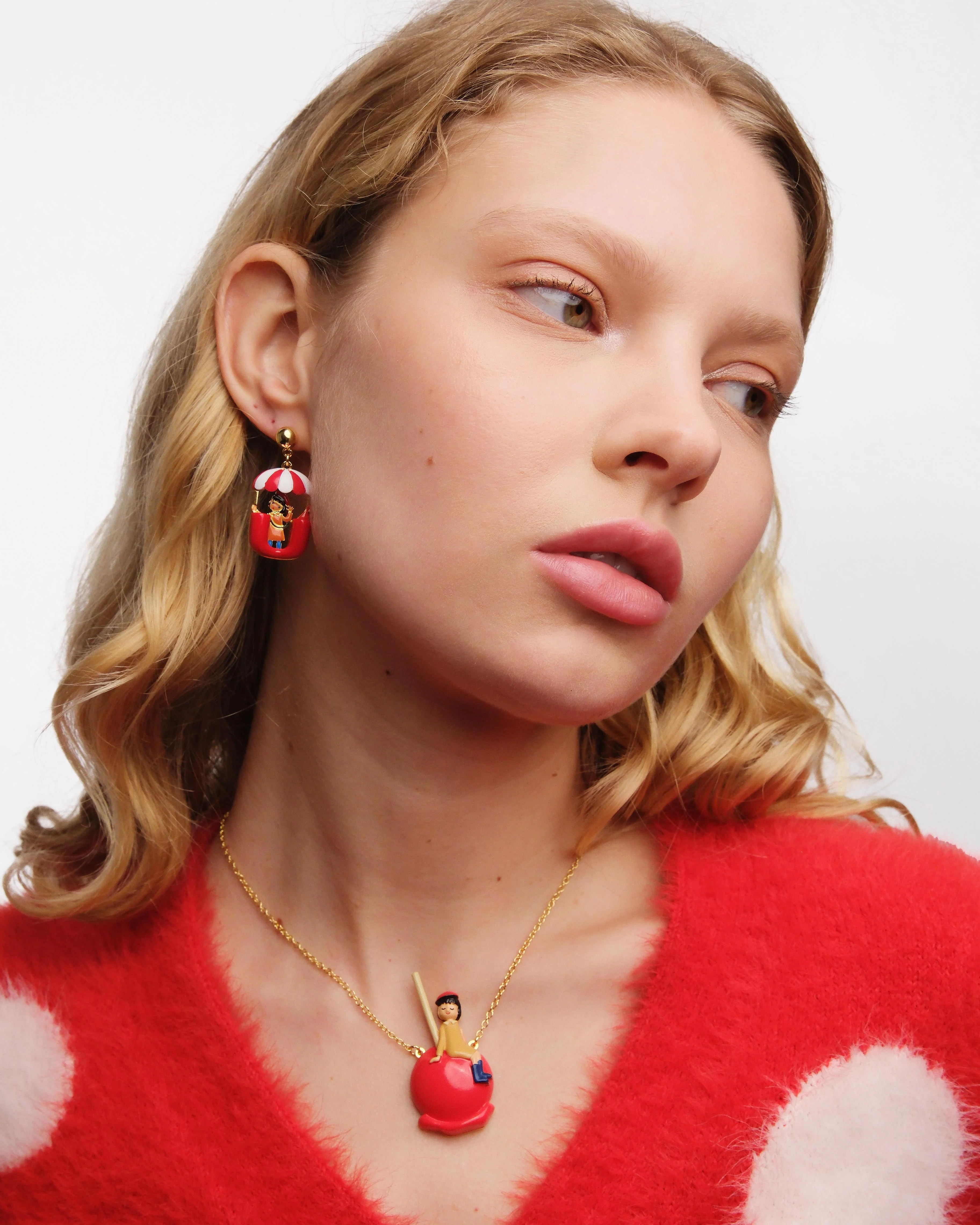 Collier pendentif petite fille sur une pomme d'amour - Image 2