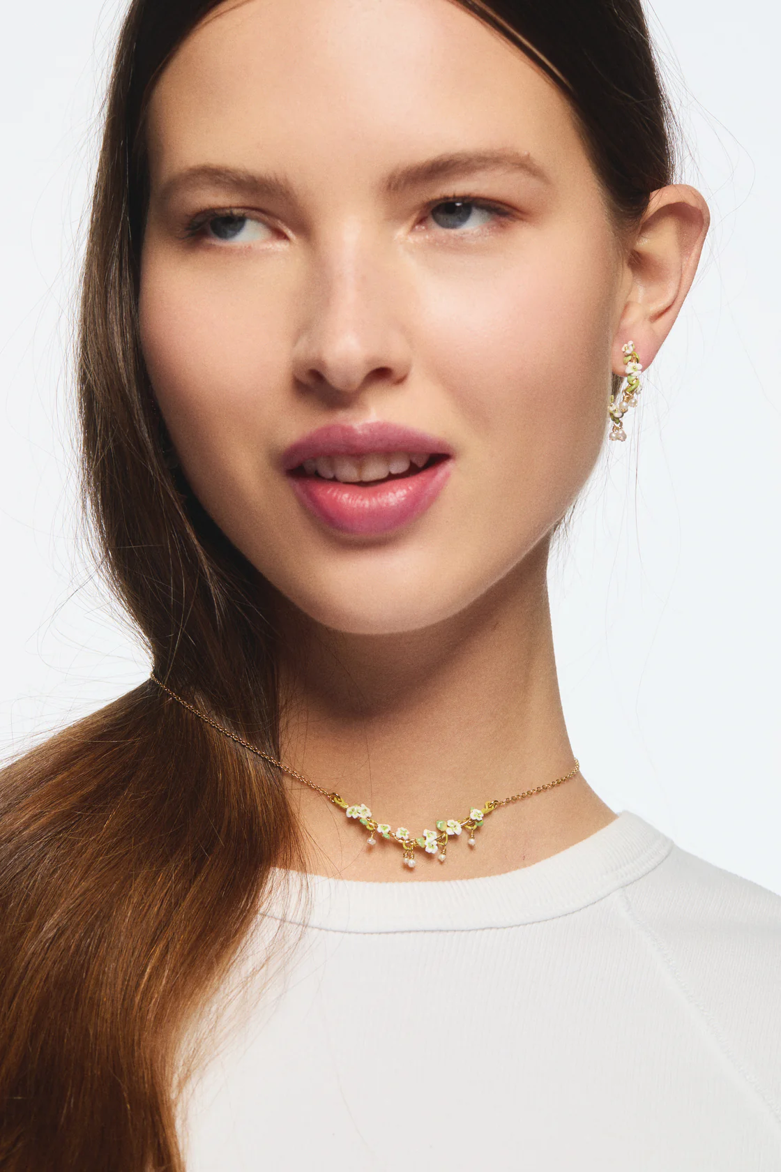 Collier plastron doré, roses blanches et perles nacrées - Image 2
