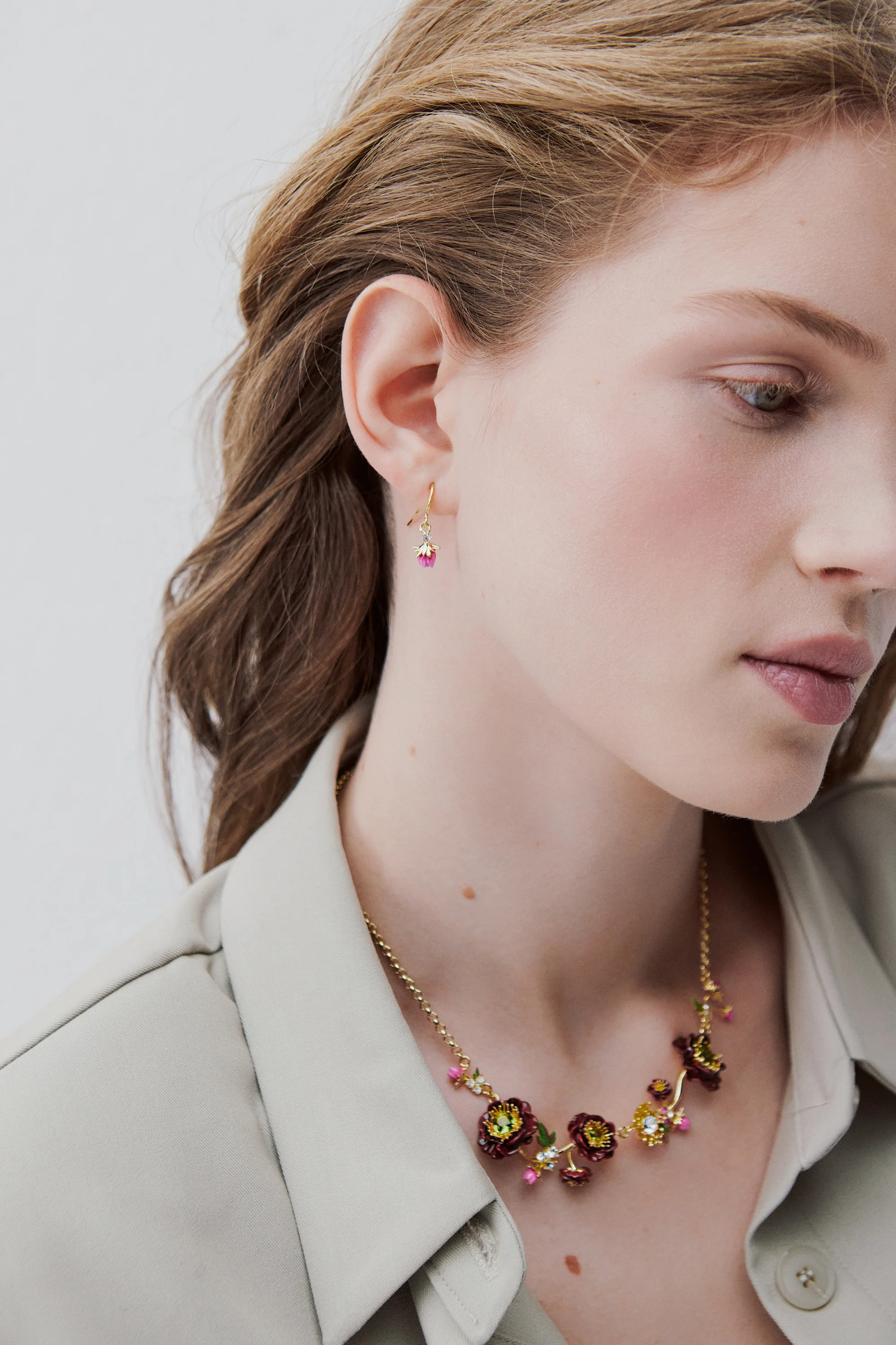 Collier plastron fleurs d'anémone bordeaux, boutons de rose et pierres facettées vertes - Image 2