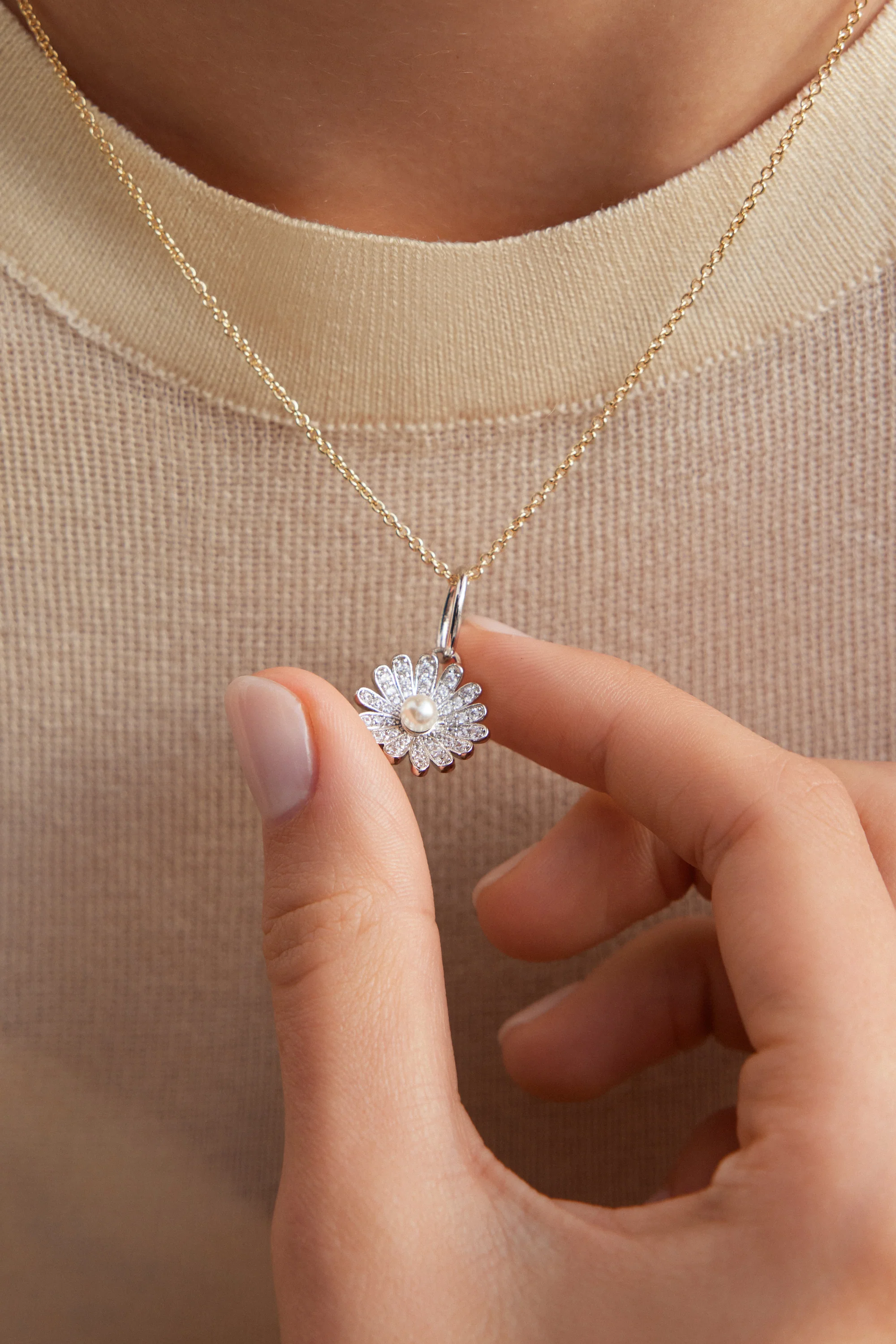 Pendentif Marguerite argentée, Innocence et Évolution - Image 3